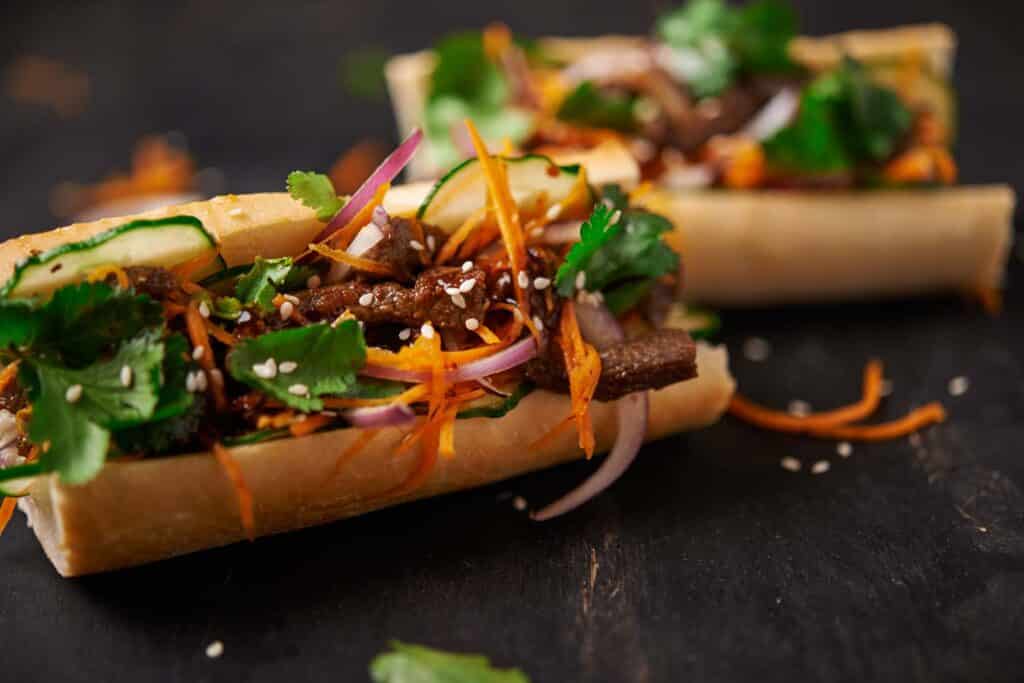 Bánh mì mit Hähnchenfilet, Honigsauce und Knoblauchsrauke