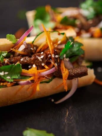 Bánh mì mit Hähnchenfilet, Honigsauce und Knoblauchsrauke