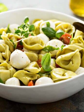 Bunter Tortellini-Salat mit Orange und Knoblauchsrauke