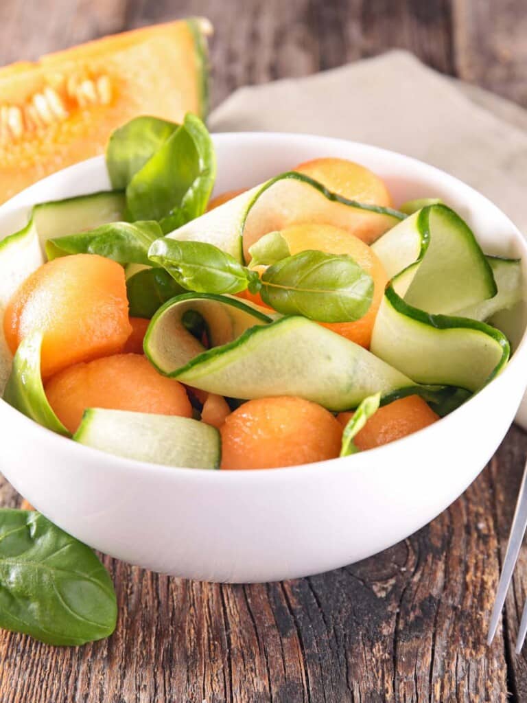 Cantaloupe-Melonensalat mit Mozzarella und Bärlauch