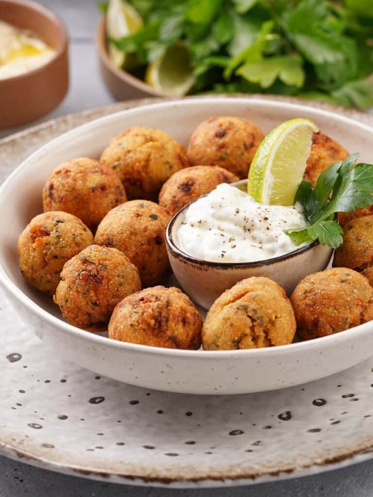 Giersch-Falafel mit Tahini-Dip