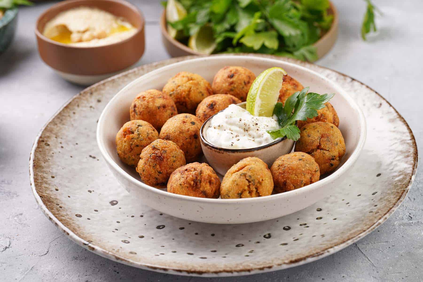 Giersch-Falafel mit Tahini-Dip