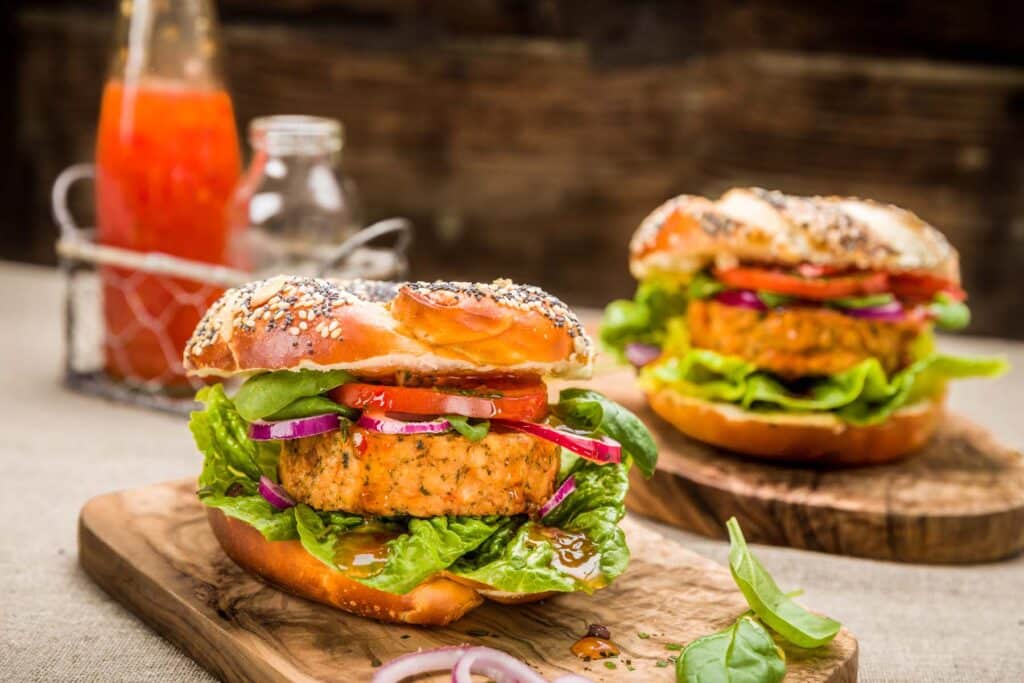 Giersch-Linsen-Burger mit Tomaten-Chutney