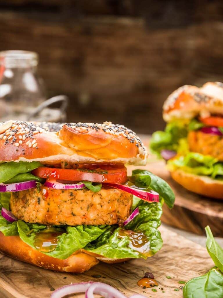 Giersch-Linsen-Burger mit Tomaten-Chutney