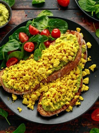 Giersch-Tofu-Scramble mit Vollkornbrot