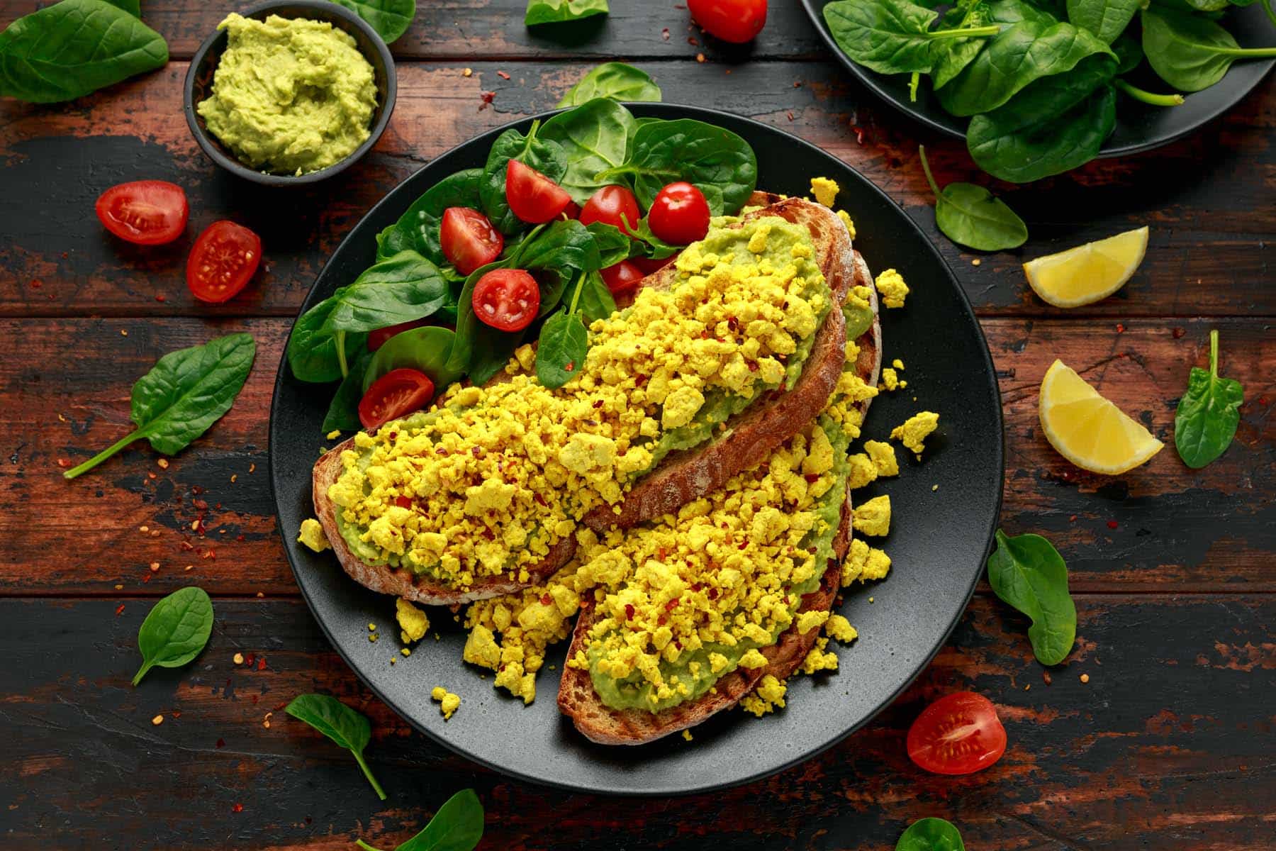 Giersch-Tofu-Scramble mit Vollkornbrot