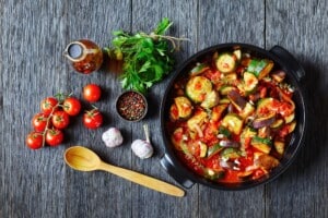 Hähnchen mit Tomatensoße und Zucchini-Gemüse mit Bärlauch