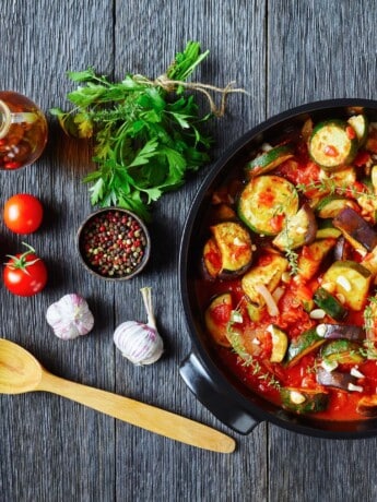 Hähnchen mit Tomatensoße und Zucchini-Gemüse mit Bärlauch