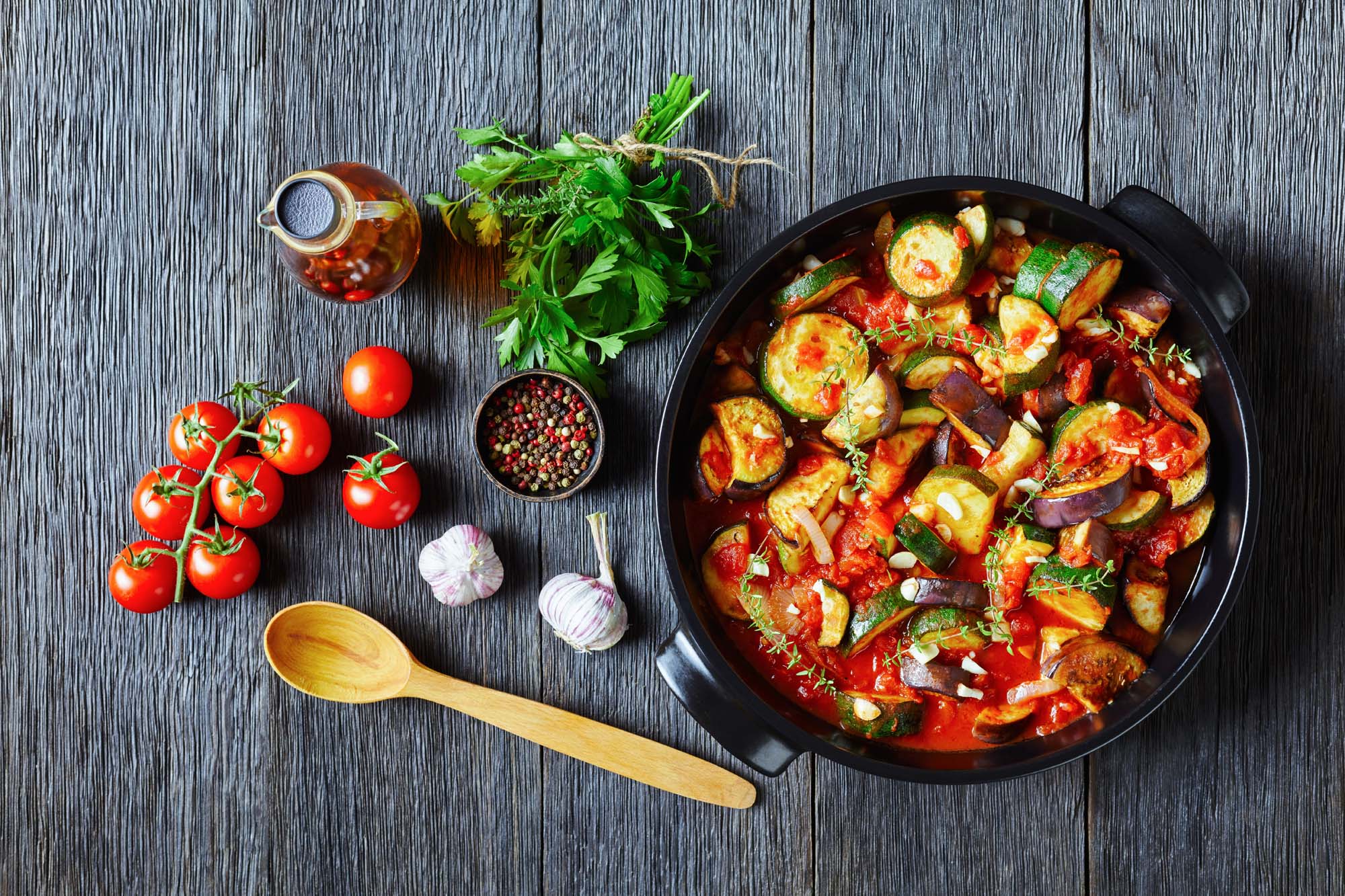 Hähnchen mit Tomatensoße und Zucchini-Gemüse mit Bärlauch