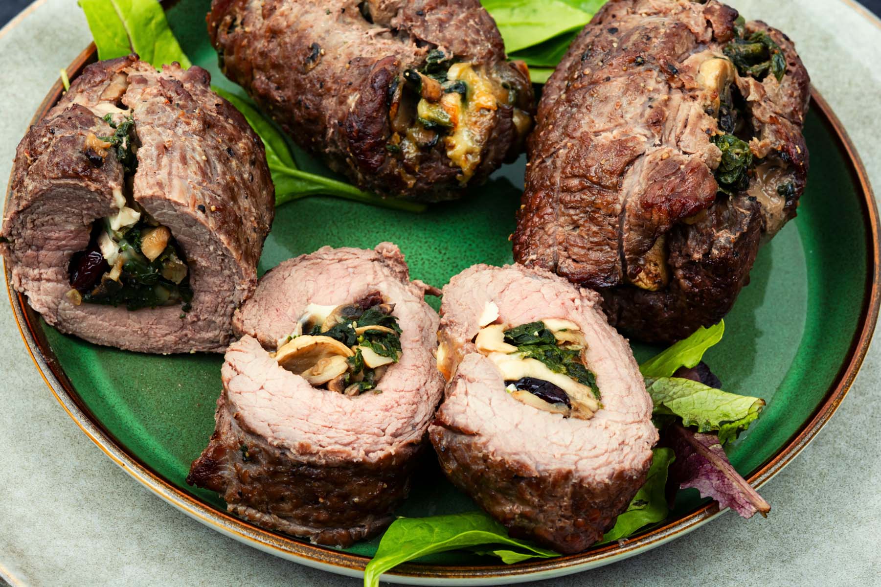 Kalbsröllchen gefüllt mit Pesto von der Knoblauchsrauke, Parmesansauce und Kartoffelgratin mit Knoblauchsrauke