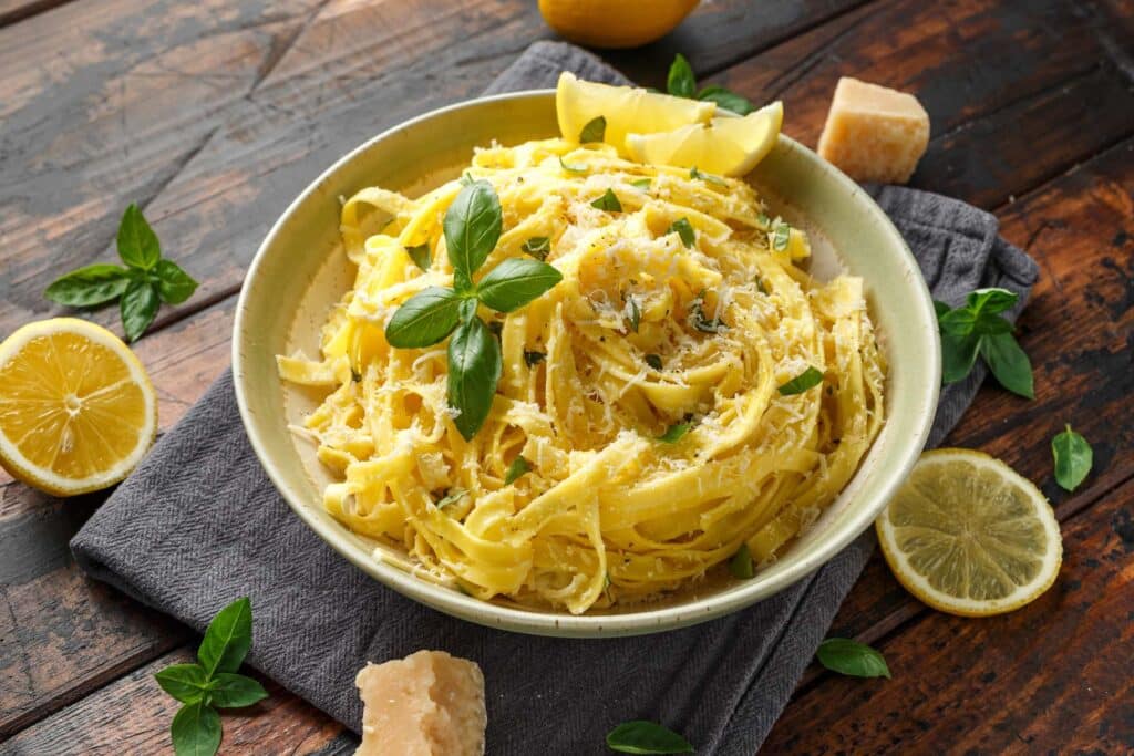 Pasta al Limone mit Käse-Knoblauchsrauke-Sauce und gegrilltem grünen Spargel