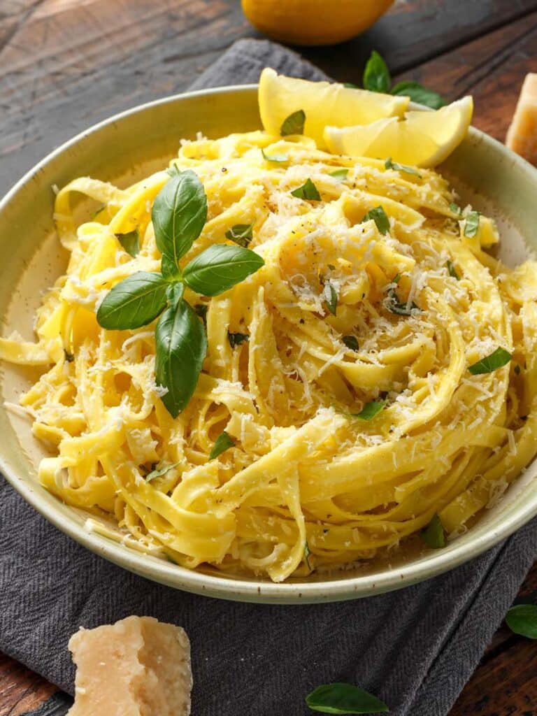 Pasta al Limone mit Käse-Knoblauchsrauke-Sauce und gegrilltem grünen Spargel