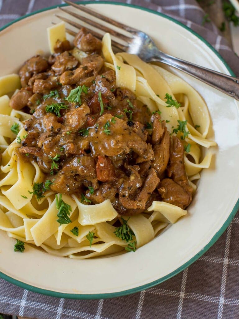 Pasta in cremiger Puten-Champignon-Sauce mit Bärlauch