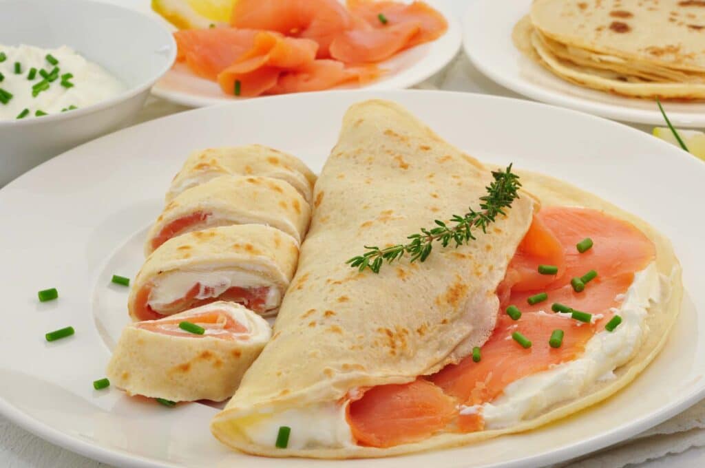 Pfannkuchen gefüllt mit Lachs und Knoblauchsrauke