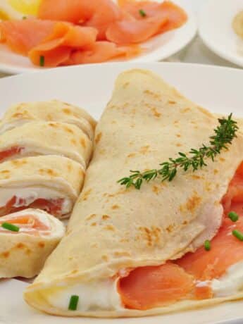 Pfannkuchen gefüllt mit Lachs und Knoblauchsrauke