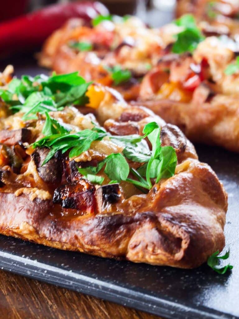 Pide mit Chorizo und Knoblauchsrauke