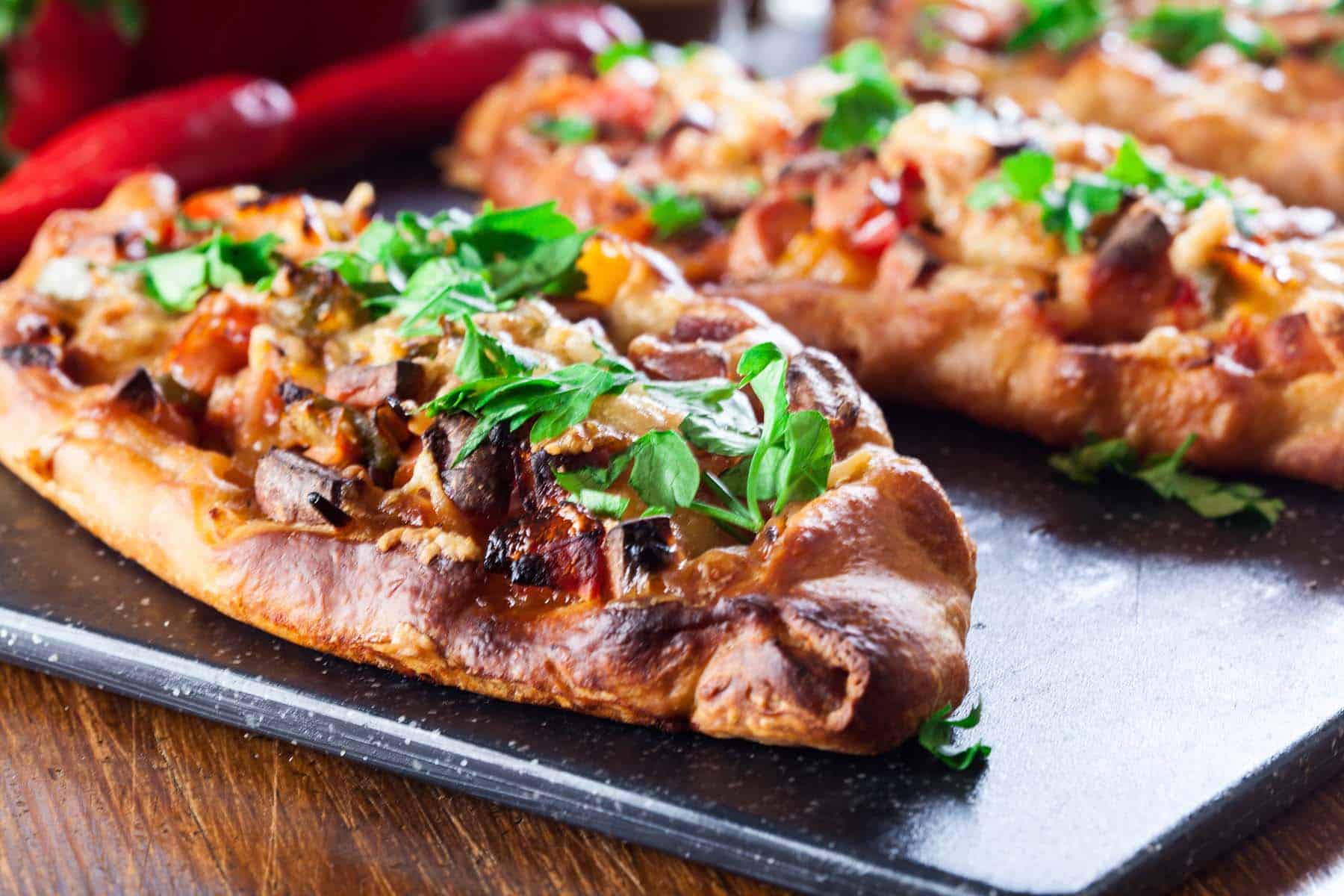 Pide mit Chorizo und Knoblauchsrauke