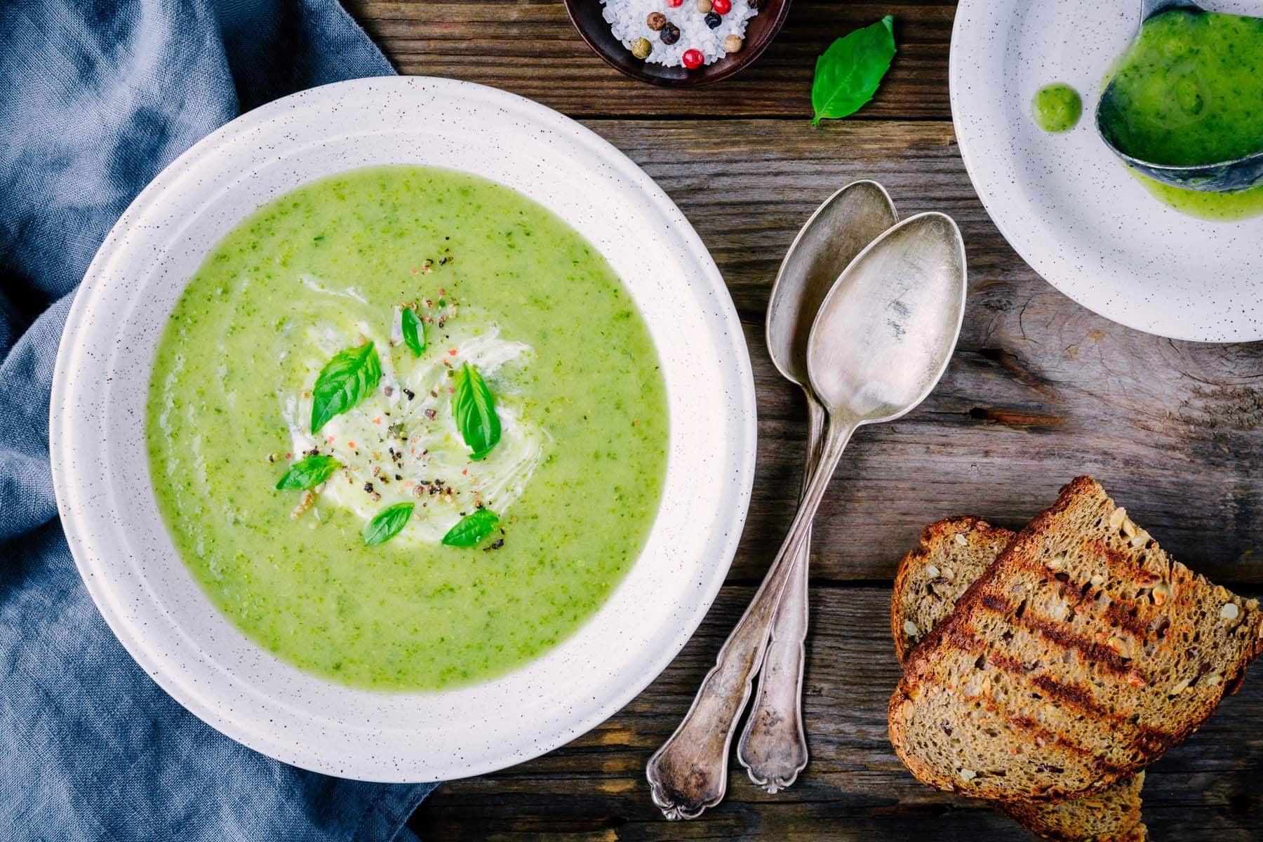 Rosenkohl-Cremesuppe mit Knoblauchsrauke und geröstetem Bacon