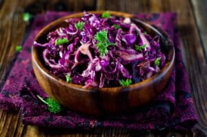 Rotkrautsalat mit Knoblauchsrauke und Honig-Senf-Dressing