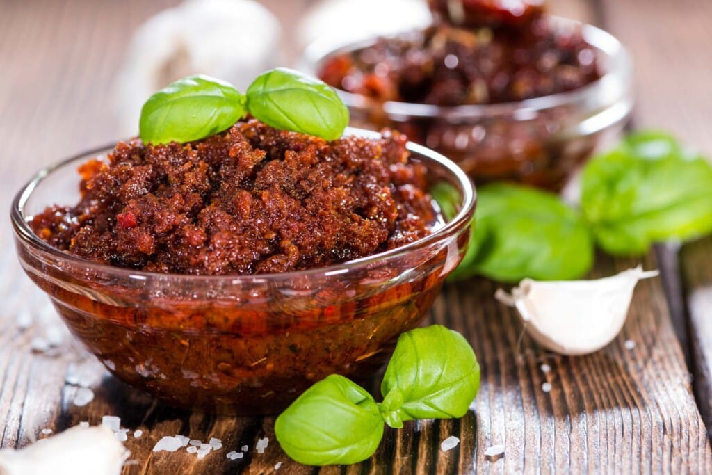 Tomaten-Pesto mit Bärlauch und Haselnüssen