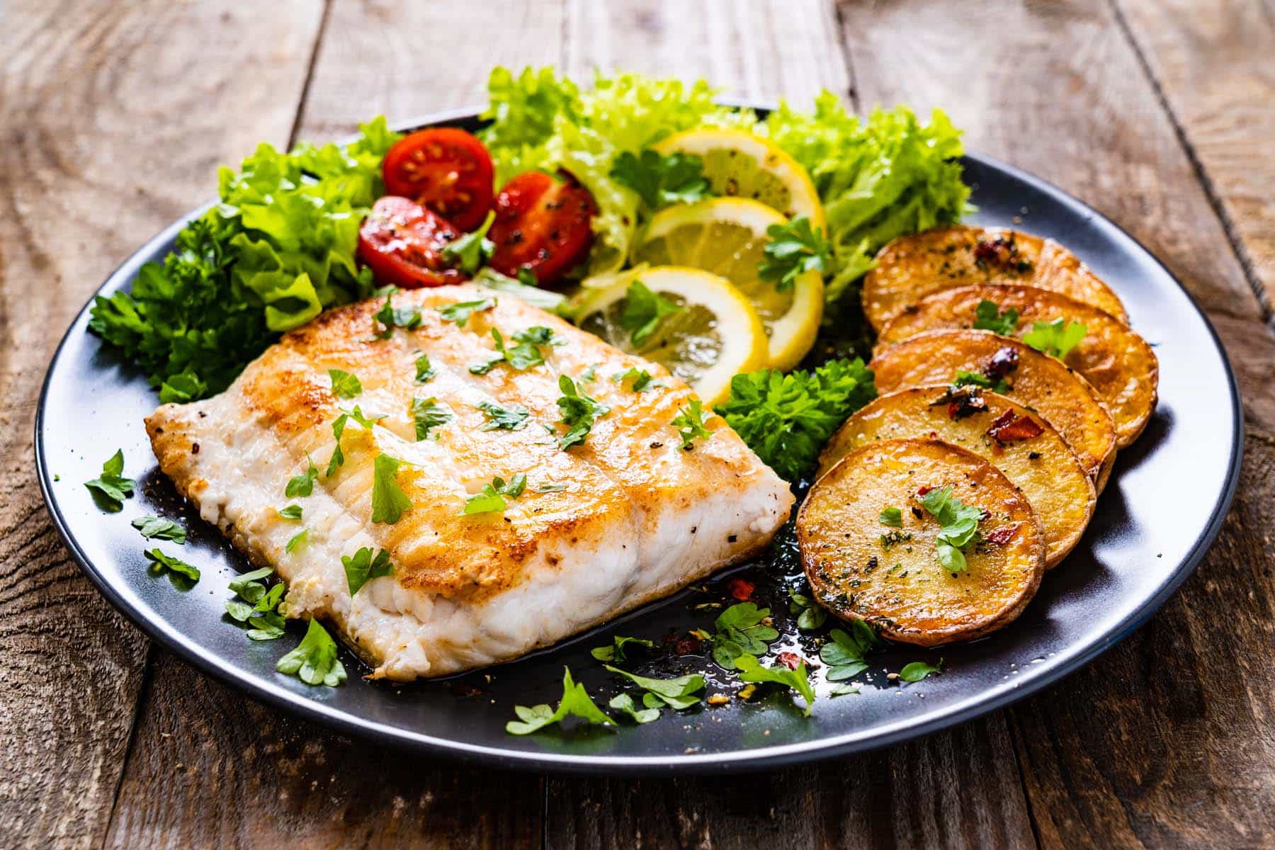 gebackenes Kabeljaufilet mit Parmesankruste, Mischgewebe mit Pesto von der Knoblauchsrauke und Reis