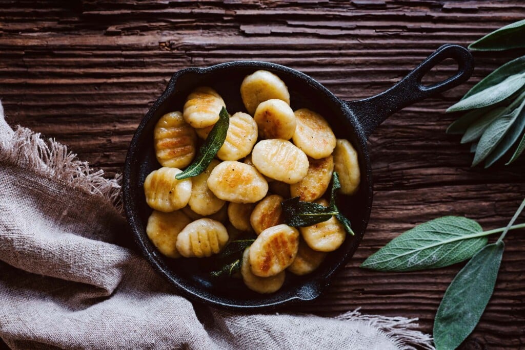 Aromatische Kornelkirschen-Kartoffel-Gnocchi mit würziger Salbeibutter und gerösteten Pinienkernen