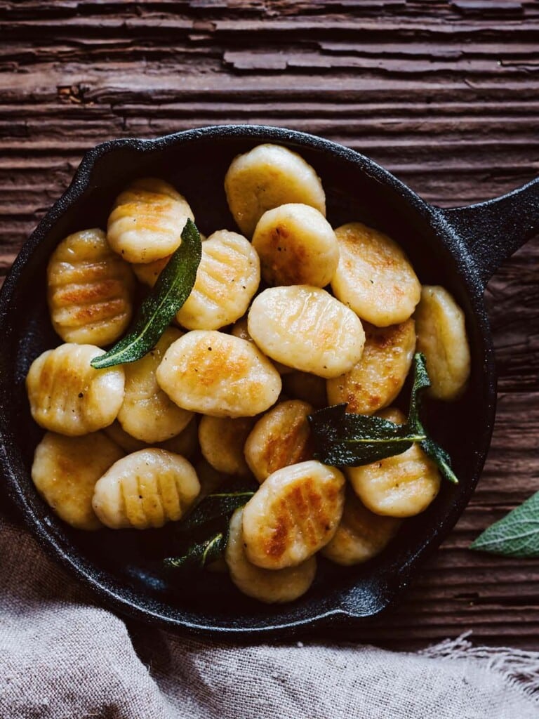 Aromatische Kornelkirschen-Kartoffel-Gnocchi mit würziger Salbeibutter und gerösteten Pinienkernen