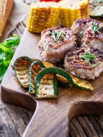 Gebackene Kornelkirschen-Schweinefilet-Medaillons mit Quendel und Honigglasur