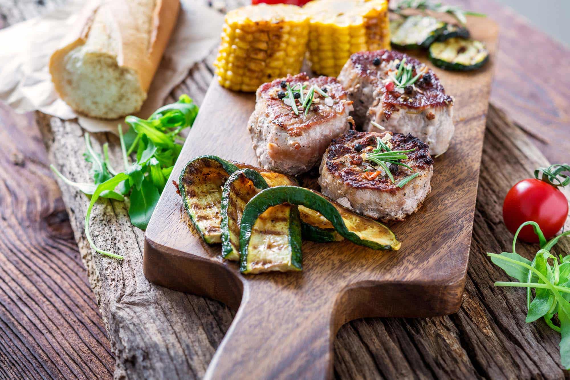 Gebackene Kornelkirschen-Schweinefilet-Medaillons mit Quendel und Honigglasur