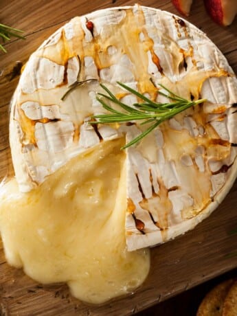 Gebackener Kornelkirschen-Camembert mit knusprigem Brot