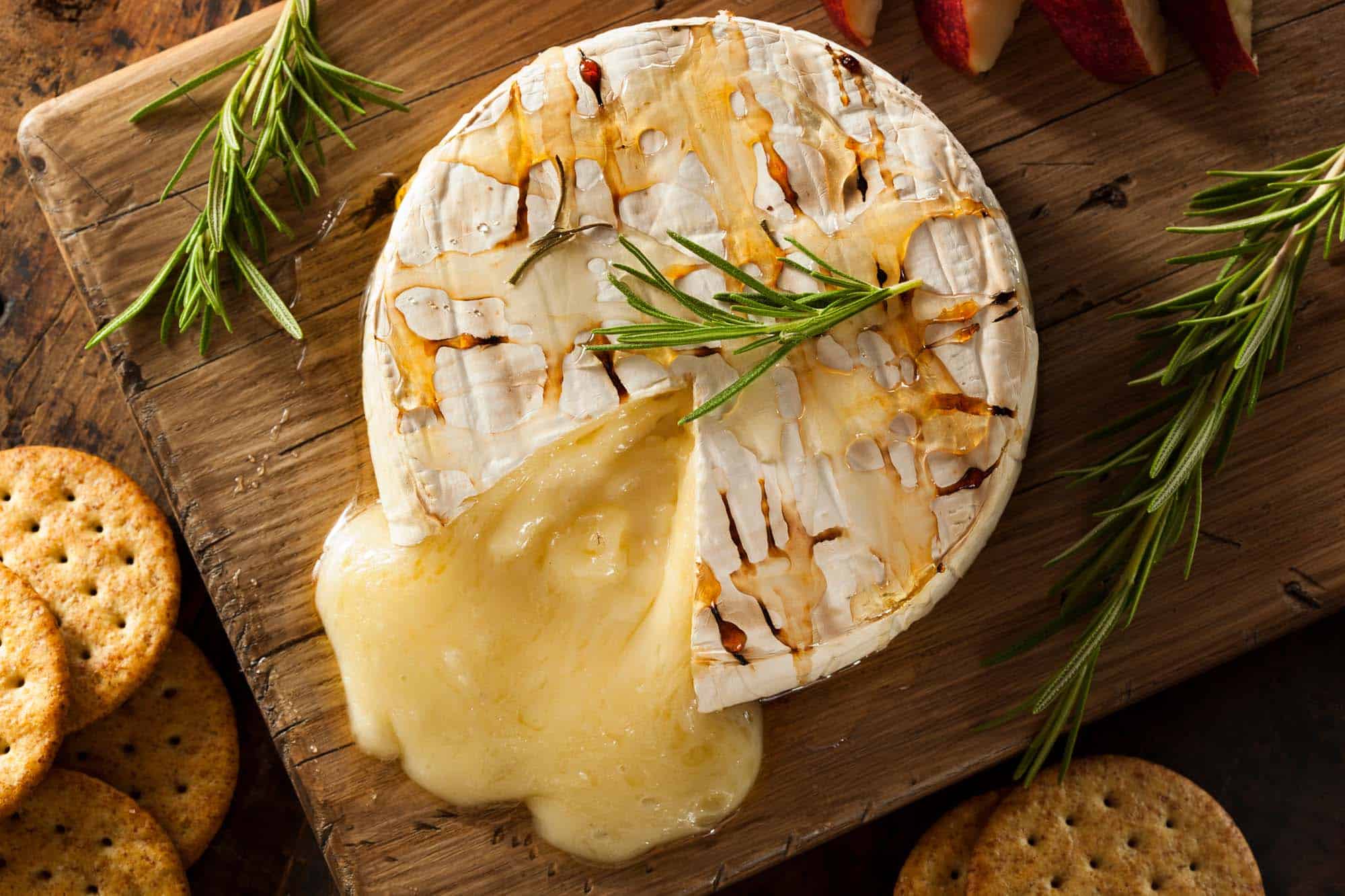 Gebackener Kornelkirschen-Camembert mit knusprigem Brot