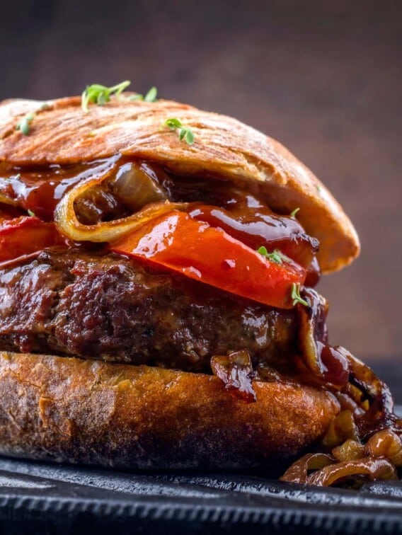 Kornelkirschen-Burger mit Cheddar und karamellisierten Zwiebeln ...