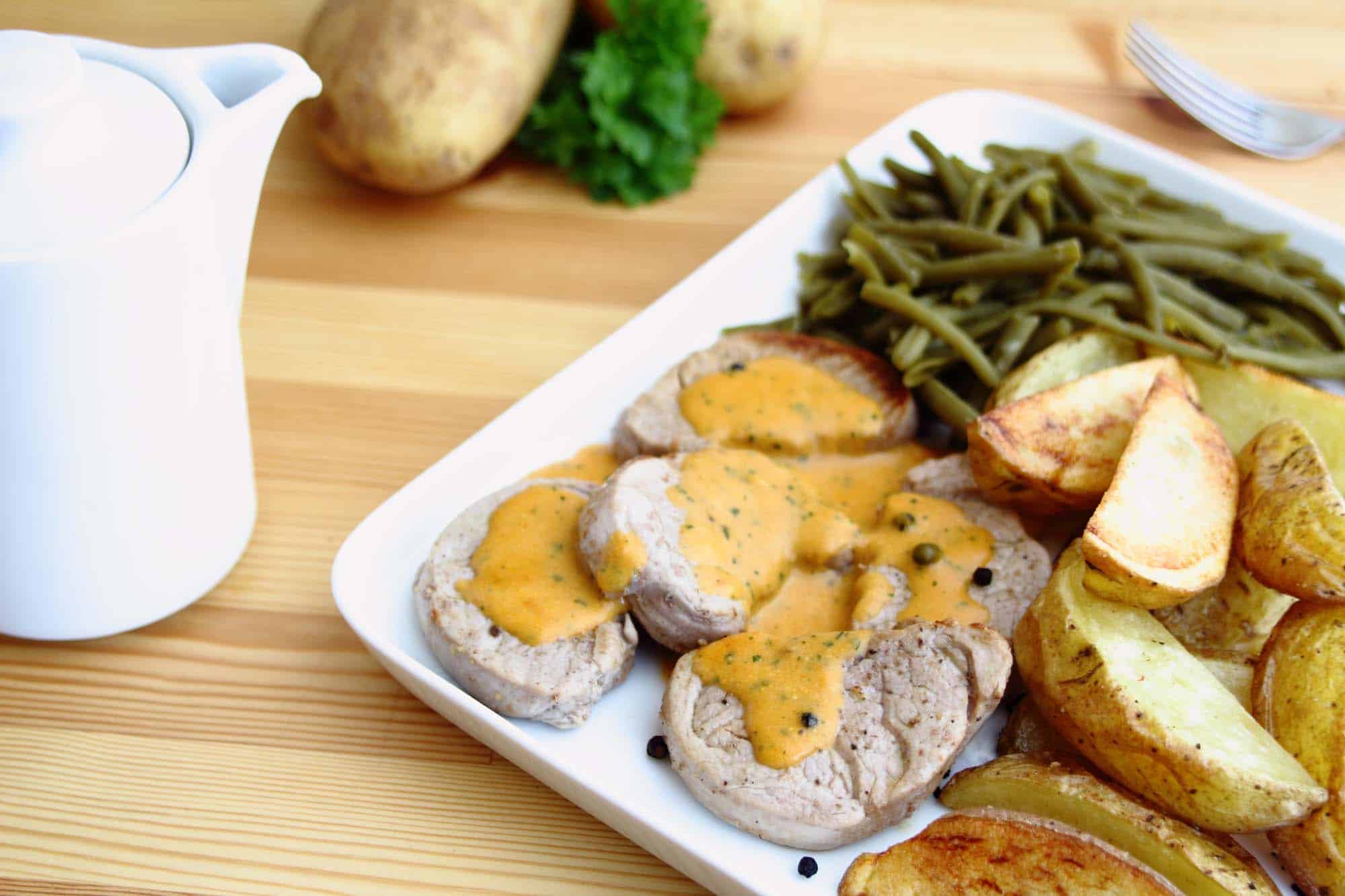 Herzhafte Kornelkirschen-Schweinefilet-Medaillons mit cremiger Senfsoße