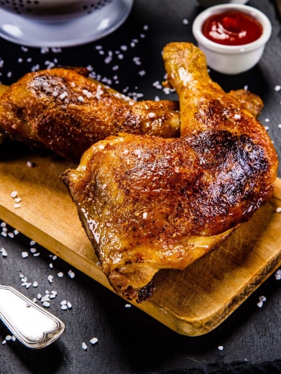 Hähnchenkeulen mit Paprika-Kruste und Kornelkirschen-Sauce | Waldmahl.de