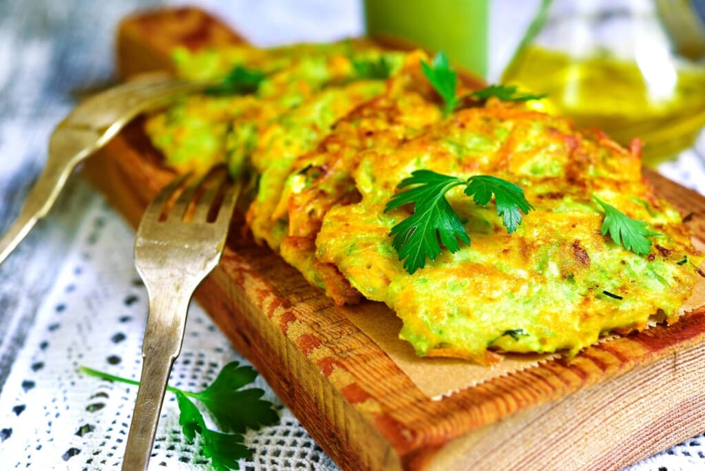 Knusprige Kornelkirschen-Zucchini-Fritters mit Feta und frischer Minze