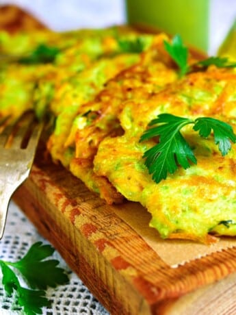 Knusprige Kornelkirschen-Zucchini-Fritters mit Feta und frischer Minze