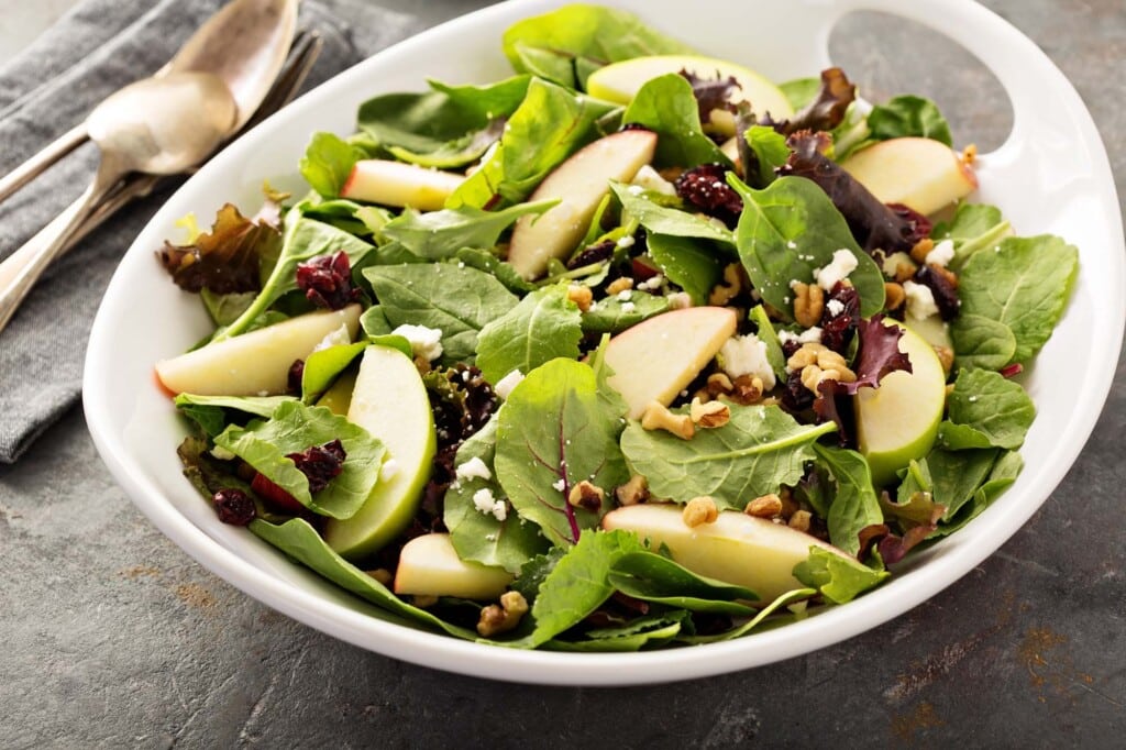 Kornelkirschen-Feta-Spinat-Salat mit gerösteten Walnüssen, Balsamico-Dressing und Apfelgarnitur