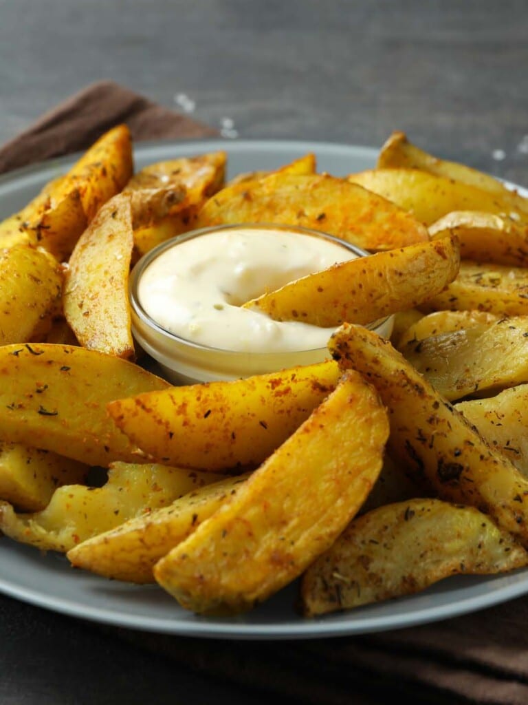 Kornelkirschen-Kartoffel-Wedges mit würziger Kräuterremoulade