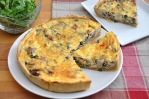 Kornelkirschen-Pilz-Quiche mit sahnigem Gorgonzola und knusprigem Blätterteig
