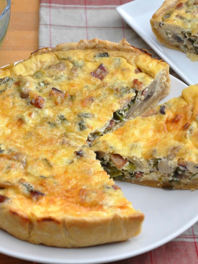 Kornelkirschen-Pilz-Quiche mit sahnigem Gorgonzola und knusprigem Blätterteig