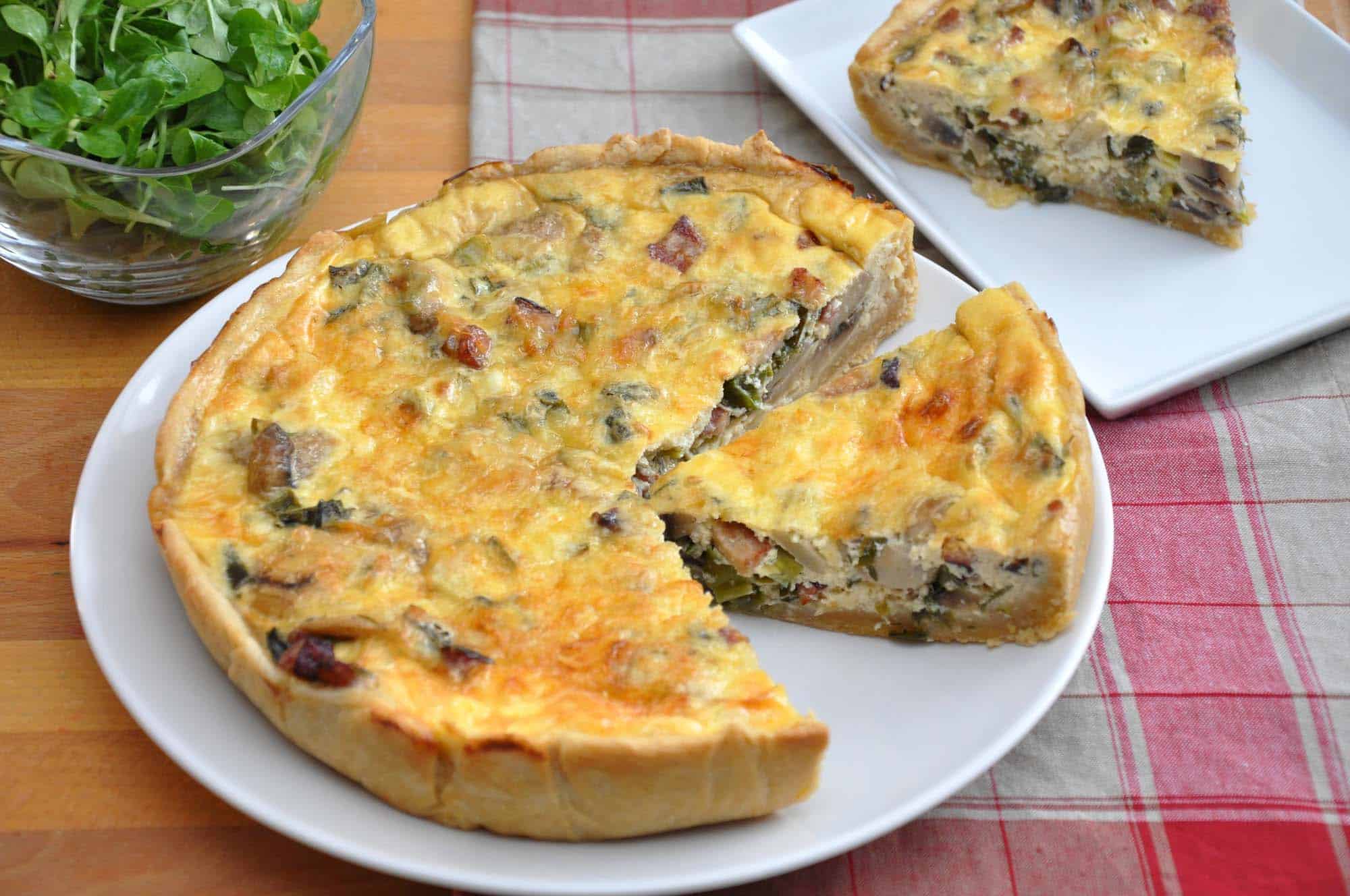 Kornelkirschen-Pilz-Quiche mit sahnigem Gorgonzola und knusprigem Blätterteig