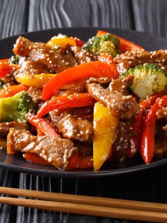 Kornelkirschen Rindfleisch Stir-Fry mit knackigem Gemuese und Sojasauce