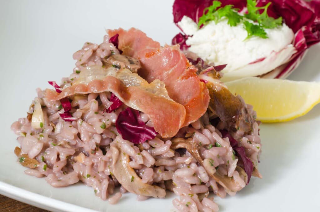 Kornelkirschen-Rotwein-Risotto mit cremigem Parmesan und sautierten Pilzen