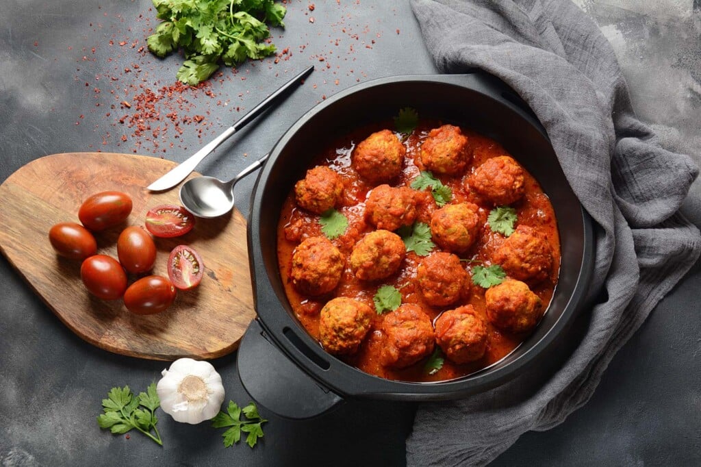 Pikante Kornelkirschen-Wurstbällchen mit scharfer Chilisauce und frischem Koriander