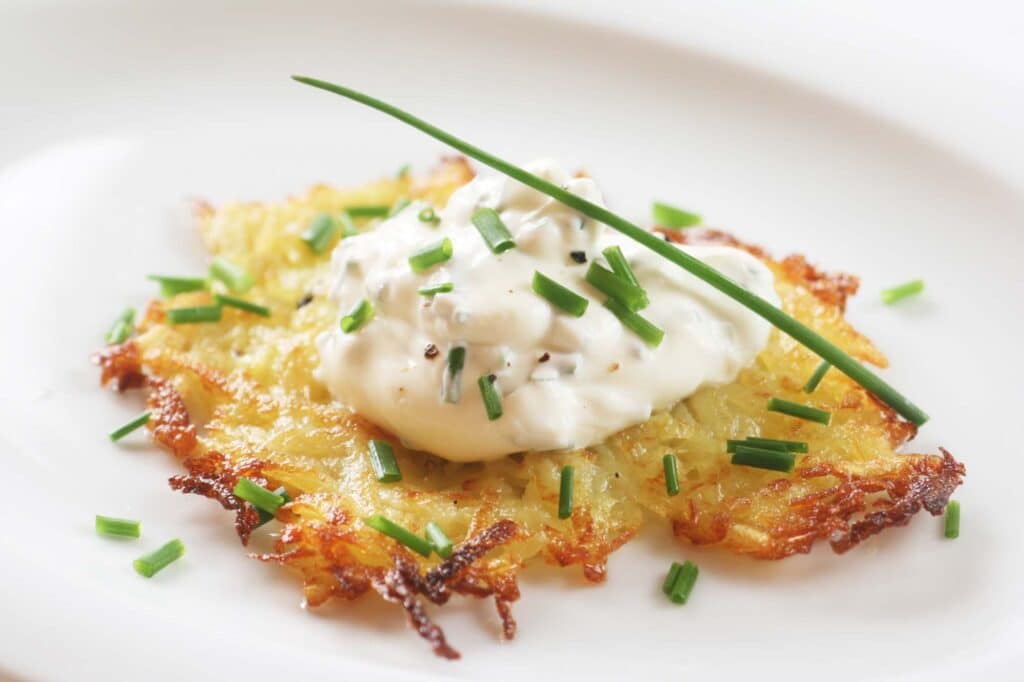 Aromatische Kornelkirschen-Kartoffel-Rösti mit cremigem Kräuterquark