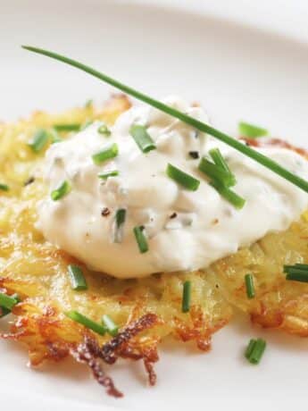 Aromatische Kornelkirschen-Kartoffel-Rösti mit cremigem Kräuterquark