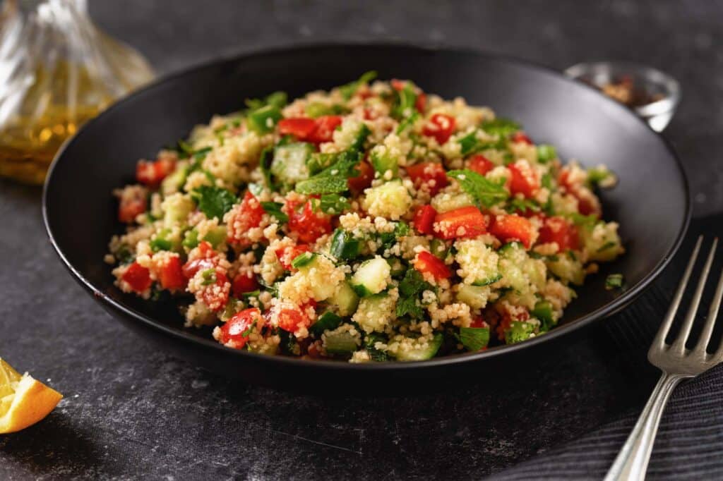 Exotischer Kornelkirschen-Couscous-Salat mit geröstetem Gemüse und Minze