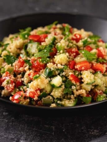 Exotischer Kornelkirschen-Couscous-Salat mit geröstetem Gemüse und Minze