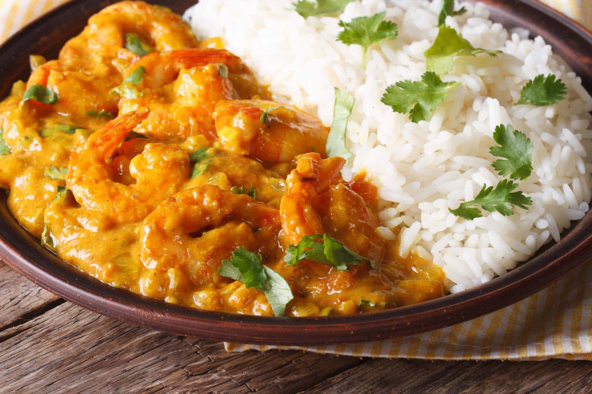 Exotisches Kornelkirschen-Garnelen-Curry-Pfanne mit duftendem Jasminreis