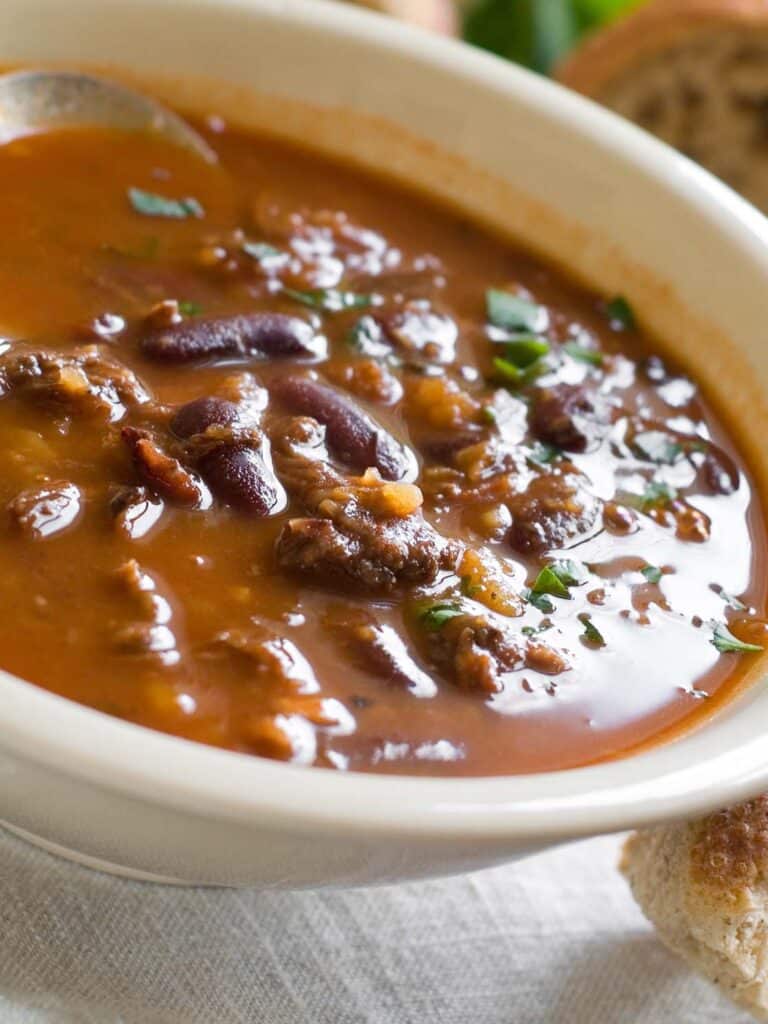 Feurige Kornelkirschen-Chili-Suppe mit schwarzen Bohnen